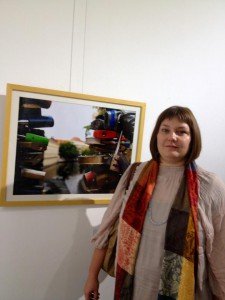 hana-moualla-se-svoji-fotografii-z-vystavy-raising-awarness-on-international-migration-by-iom-and-sotheby--s-2012.jpg